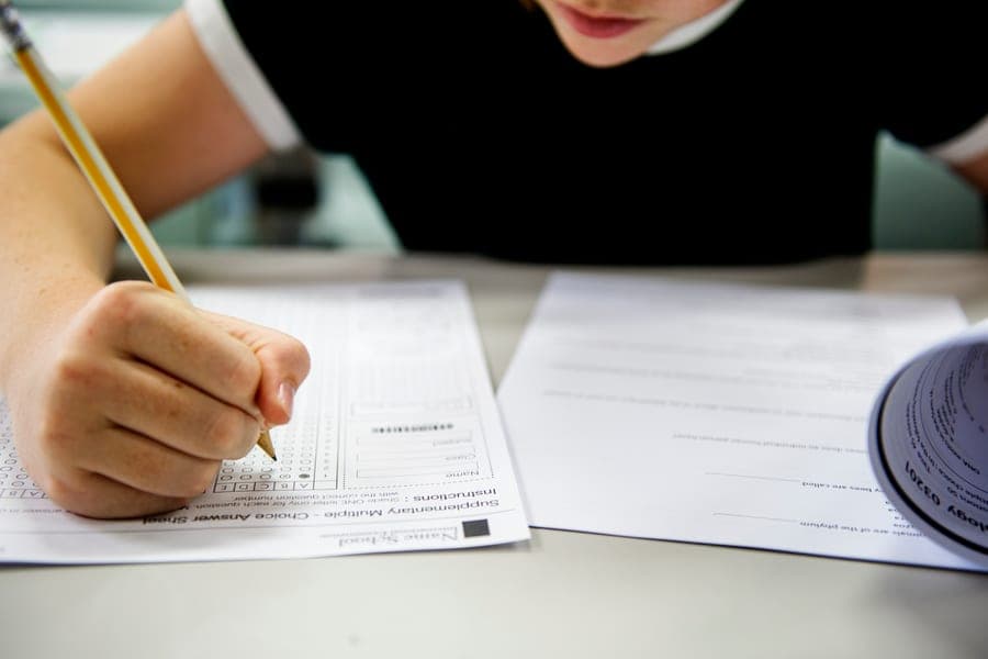 Candidat en épreuve écrite